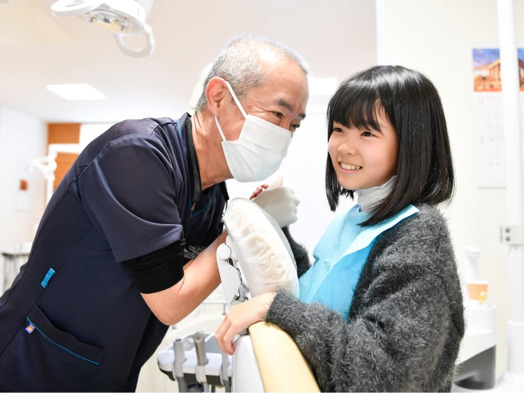 患者さまとお話しする歯科医師