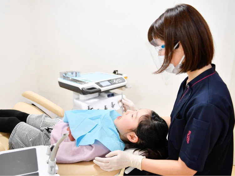お子さまと笑顔で接するスタッフ