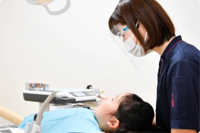 お子さまへのブラッシング指導の様子