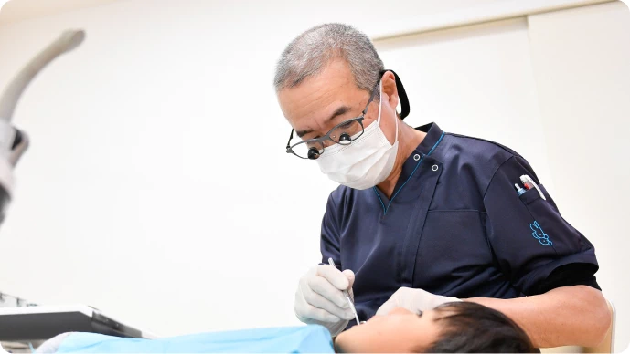診療を行う歯科医師の様子