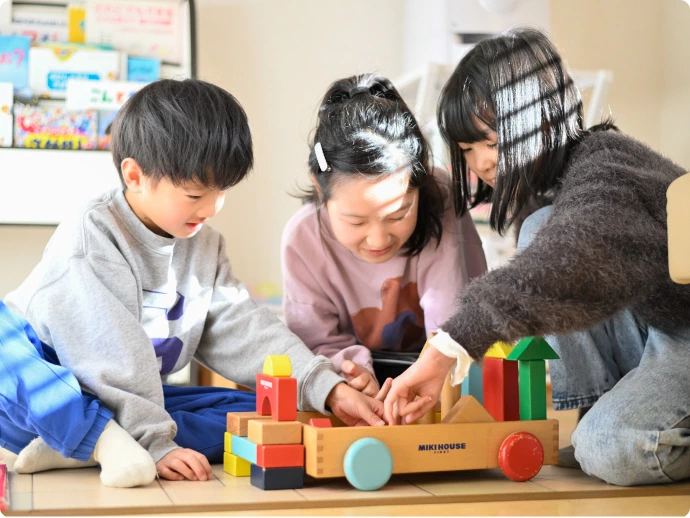 キッズスペースで遊ぶ子どもたち