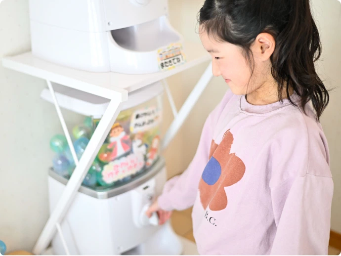 ガチャガチャを楽しむお子さま