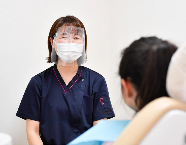優しくお子さまに接する歯科衛生士