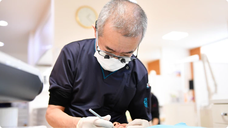 診療を行う院長